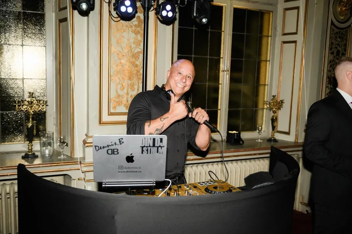 Dennis vid DJ-båset under en spelning i Stockholm